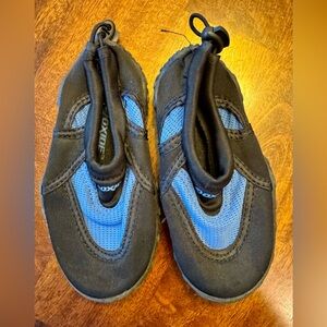 Oxide Boys Size 8 Water Shoes 🌊